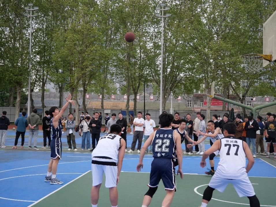 千亿游戏官网研究生男子篮球队成功晋级2024年校篮球联赛八强赛
